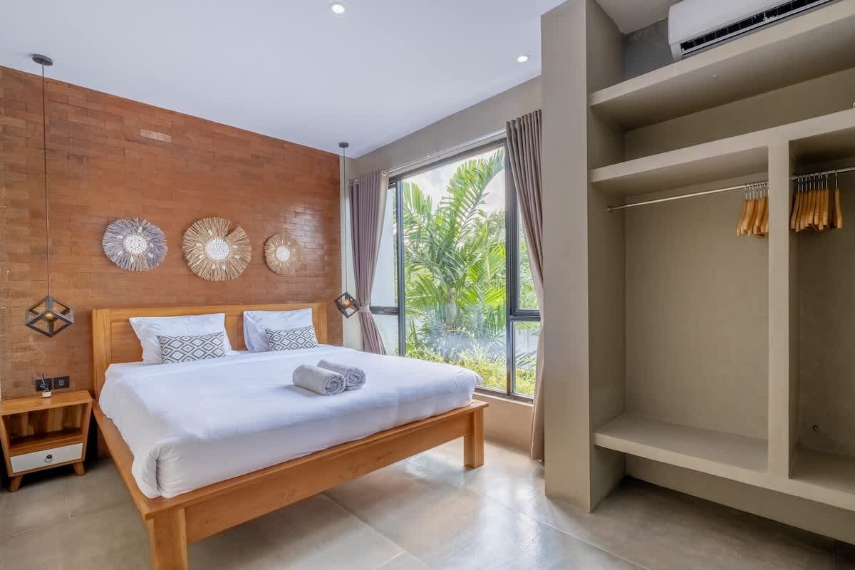 King bedroom with en-suite at Villa Mochi, Canggu