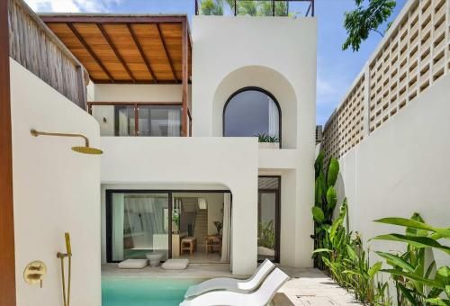 Villa exterior and tropical garden, Casa Padang Padang